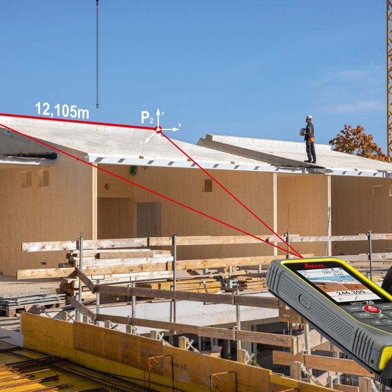 Prezentacja dalmierza laserowego Leica Disto X6 podczas pomiaru dachu